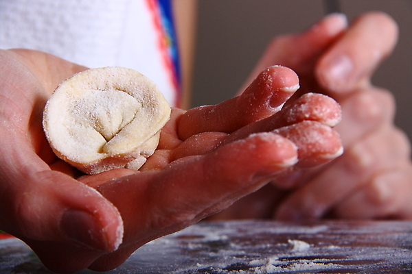 포토 JPG 해외이미지 손 음식 육류 요리 사람없음 식사 반죽 밀가루 밀대 패티 끓이기 라비올리 해외202004 튀르키예 해외포토 아시아 식재료 모션 주방용품 신체부위 가루 파일형식 이미지허브