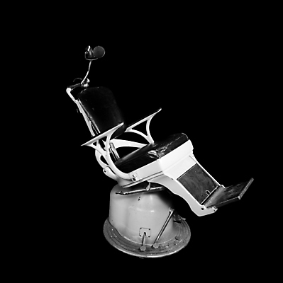 포토 JPG 해외이미지 가구 의자 검은배경 사람없음 검은색 장비 골동품 흰색 치과의사 복고 찢어짐 구식 옛날 오싹 해외202004 해외포토 컬러 생활용품 백그라운드 모션 의사 파일형식 이미지허브