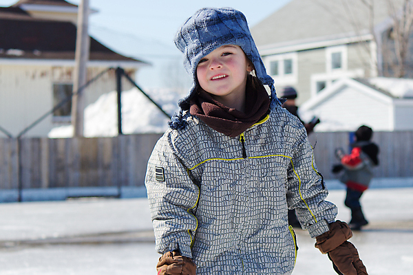 포토 JPG 해외이미지 백인 여자 행복 얼굴 어린이 캐나다 겨울 한명 미소 사람 야외 가로 맑음 얼음 추위 스케이트 스케이팅 해외202004 해외포토 자연요소 서양인 1 계절 감정 스포츠용품 북아메리카 날씨 겨울스포츠 표정 신체부위 파일형식 이미지허브