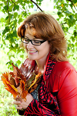 포토 JPG 해외이미지 백인 라이프스타일 응시 공원 여자 꽃 행복 유럽 안경 얼굴 백그라운드 단풍 잎 자연 휴식 건강 한명 사람 성인 야외 초록색 여름 갈색 노란색 맑음 재킷 자유 가을 황금 우아함 중앙 정사각형 비전 내추럴 러시아인 해외202004 해외포토 도형 서양인 식물 1 시선 잡화 계절 공공시설 감정 나라 컬러 컨셉 날씨 생활 신체부위 외투 생태계 파일형식 이미지허브