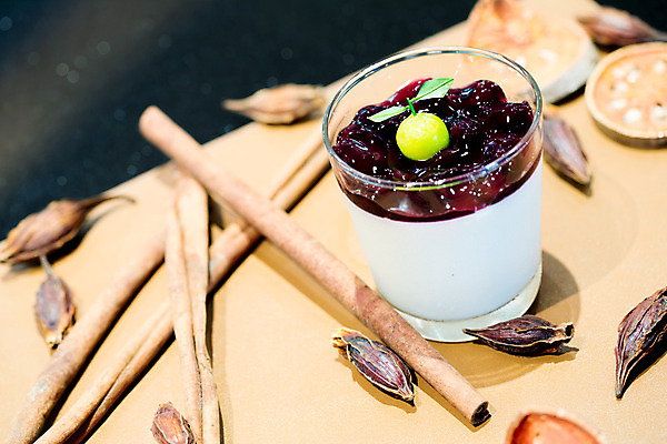 포토 JPG 해외이미지 접시 열매 음식 과일 탁자 디저트 사람없음 보라색 이탈리아 매트 사발 달콤 크림 메뉴 산딸기 레시피 성분 블랙베리 해외202004 해외포토 식물 식기 유럽 컬러 가구 사기그릇 맛 파일형식 이미지허브