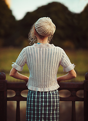 포토 JPG 해외이미지 백인 1 응시 여학생 여자 한명 사람 성인 야외 머리 수확 유머 스타일 해외202004 해외포토 서양인 학생 시선 감정 농업 신체부위 파일형식 이미지허브