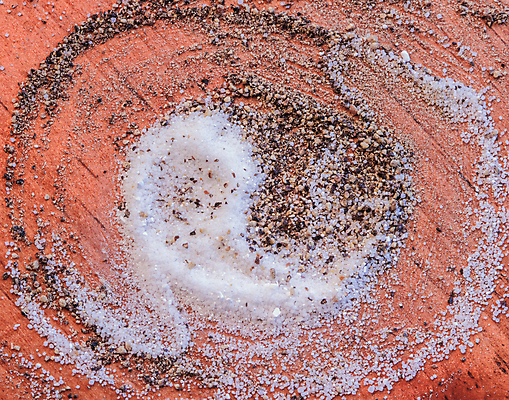 포토 JPG 해외이미지 음식 종류 사람없음 빛 검은색 어둠 흰색 최고 향신료 소금 후추 반대 나쁜 나란히 연대 해외202004 해외포토 컬러 향미료 파일형식 이미지허브