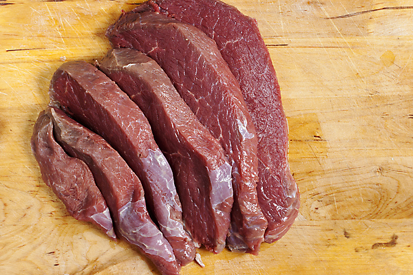 포토 JPG 해외이미지 접시 음식 조각 도마 육류 요리 사람없음 식사 손상 소고기 날것 슬라이스 영양분 음식준비 해외202004 해외포토 식기 컨셉 식재료 주방용품 준비 파일형식 이미지허브