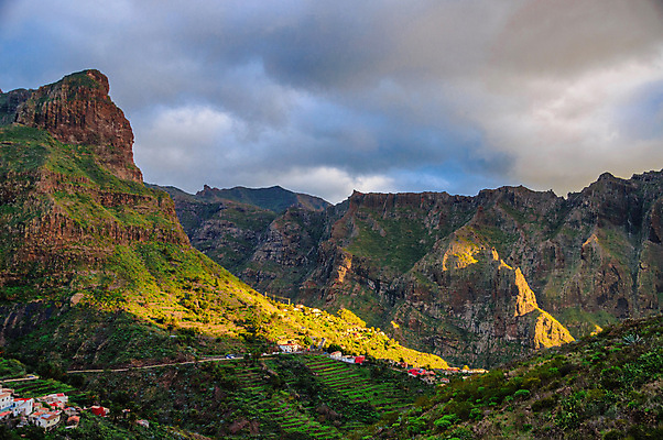 포토 JPG 해외이미지 나무 구름 유럽 바다 섬 건축양식 산 주택 파노라마 손바닥 풍경 사람없음 건물 초록색 파란색 빛 햇빛 노란색 마을 일몰 광선 스페인 정상 저녁 화산 용암 안심 대서양 산악지대 다도해 스페인어 절정 해외202004 해외포토 자연요소 식물 건축물 손 건축 나라 컬러 촬영기법 육류 태양 노을 야간 파일형식 이미지허브