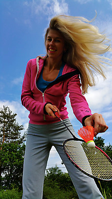 포토 JPG 해외이미지 1 손 공원 여자 행복 백그라운드 자연 하늘 건강 한명 미소 사람 소녀 성인 초록색 여름 파란색 운동 라켓 배드민턴라켓 배드민턴 해외202004 해외포토 계절 공공시설 감정 어린이 스포츠용품 컬러 표정 신체부위 구기 생태계 파일형식 이미지허브