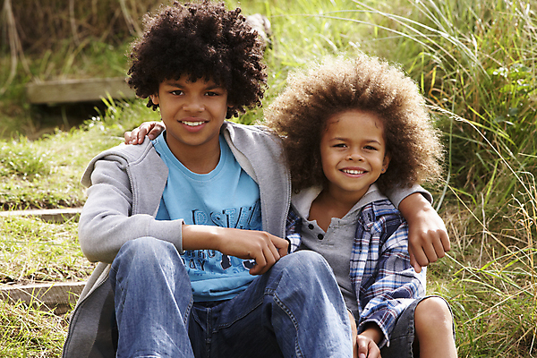 포토 JPG 해외이미지 응시 행복 무기 바다 포즈 미소 사람 소년 야외 두명 가로 카메라 잡기 10 자신감 연도 스웨터 형제 5 길이 옛날 해외202004 해외포토 시선 남자 감정 어린이 상의 가족 모션 표정 전자제품 숫자 파일형식 이미지허브