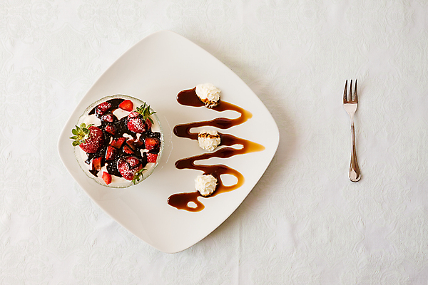 포토 JPG 해외이미지 접시 음식 백그라운드 포크 과일 딸기 디저트 사람없음 장식 가로 식당 초콜릿 신선 사발 달콤 설탕 칼로리 요거트 숙성 휘핑크림 캐러멜 해외202004 해외포토 식기 유제품 상점 사기그릇 맛 크림 휘핑 파일형식 이미지허브