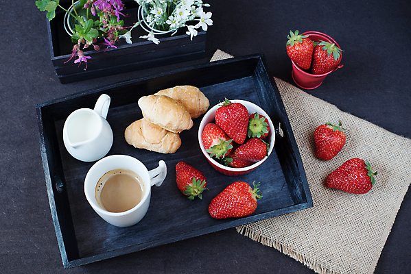 포토 JPG 해외이미지 접시 꽃 커피 음료 음식 백그라운드 과일 탁자 딸기 디저트 쟁반 건강 사람없음 컵 빨간색 카페 차 달콤 해외202004 해외포토 식물 식기 컬러 가구 상점 맛 파일형식 이미지허브