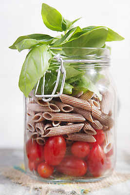 포토 JPG 해외이미지 전통 음식 토마토 채소 재료 유리 파스타 사람없음 빨간색 상점 식사 저녁식사 이탈리아 신선 항아리 맛 준비 날것 바질 진짜 펜네 비건 해외202004 해외포토 유럽 컬러 컨셉 재질 서양음식 도자기 채식주의자 파일형식 이미지허브