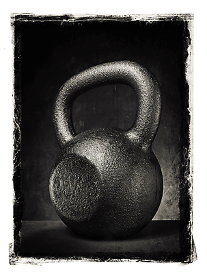 포토 JPG 해외이미지 프레임 흑백 액자틀 사람없음 운동 힘 몸무게 철 오브젝트 그런지 러시아인 케틀벨 해외202004 해외포토 서양인 액자 촬영기법 건강 틀 파일형식 이미지허브