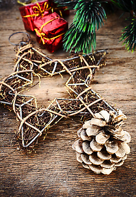 포토 JPG 해외이미지 나무 전통 계절 크리스마스 겨울 공 휴가 기념 선물 사람없음 장식 장난감 기쁨 장식볼 나뭇가지 축하 화려 12월 연도 심볼 썰매 솔방울 전나무 노엘 해외202004 해외포토 식물 기념일 감정 컨셉 날짜 파일형식 이미지허브