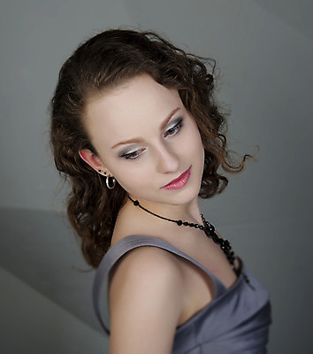 포토 JPG 해외이미지 1 응시 여자 행복 얼굴 한명 사람 유행 회색 화려 해외202004 해외포토 시선 감정 컬러 컨셉 신체부위 파일형식 이미지허브