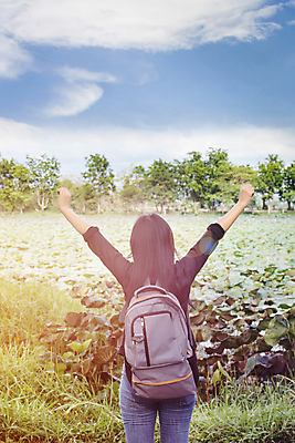 포토 JPG 해외이미지 배낭 자연 하늘 한명 풍경 연못 해외202004 해외포토 1 가방 사람 생태계 파일형식 이미지허브