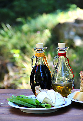 포토 JPG 해외이미지 접시 음식 빵 다이어트 채소 자연 양파 치즈 건강 요리 사람없음 야외 초록색 여름 빛 와인 정원 식사 저녁식사 이탈리아 샐러드 스페인 맛 아침식사 허브 향신료 올리브 아로마 코르크 향 그리스인 내추럴 점심식사 바이오 식초 공급 해외202004 해외포토 서양인 식물 식기 계절 열매 유럽 컬러 컨셉 유제품 주류 생태계 향미료 파일형식 이미지허브