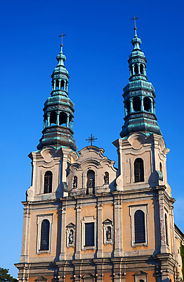 포토 JPG 해외이미지 구름 유럽 종교 조각 십자가 건축양식 창문 하늘 지붕 사람없음 탑 기둥 도시 종탑 폴란드 바로크 해외202004 해외포토 자연요소 건축물 건축 나라 파일형식 이미지허브