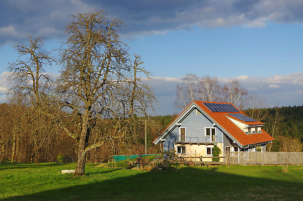 포토 JPG 해외이미지 나무 식물 구름 전통 유럽 문화 밭 건축양식 자연 하늘 주택 풍경 사람없음 야외 건물 목재 초록색 파란색 햇빛 농장 마을 맑음 봄 시골 소나무 역사 재산 숲 오두막 땅 시골집 자작나무 리빙 내추럴 러시아인 옛날 해외202004 해외포토 자연요소 서양인 건축물 계절 건축 나라 컬러 농업 재료 날씨 금융 태양 생태계 파일형식 이미지허브