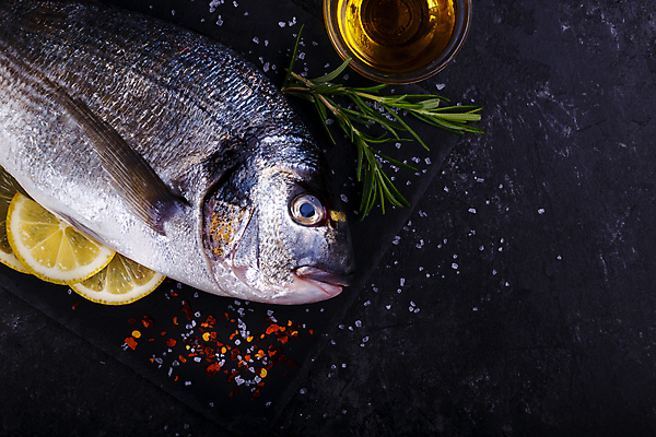 포토 JPG 해외이미지 검은배경 사람없음 레몬 허브 향신료 날것 도미 소금 로즈메리 해외202004 해외포토 식물 백그라운드 과일 어류 검은색 향미료 파일형식 이미지허브