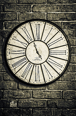 포토 JPG 해외이미지 디자인 벽 시계 컨셉 부분 벽돌 사람없음 장식 숫자 검은색 어둠 수확 골동품 시간 끝 우아함 파편 야간 신비 손목시계 향수 복고 먼지 통과 로마인 마감 세피아 영원 옛날 카운트다운 해외202004 해외포토 자연요소 문자 컬러 농업 장신구 촬영기법 인종 화장품 파일형식 이미지허브