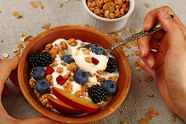 포토 JPG 해외이미지 손 회색배경 실내 들기 신체부위 숟가락 블루베리 블랙베리 요거트 나무그릇 뮤즐리 그래놀라 해외202004 해외포토 그릇 음식 백그라운드 과일 모션 유제품 수저 사람 내부 목재 회색 파일형식 이미지허브