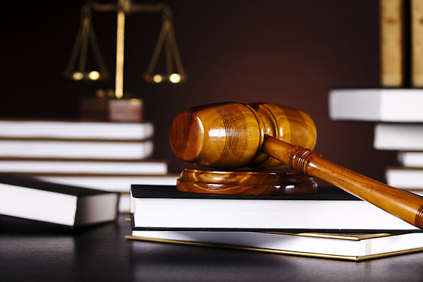 포토 JPG 해외이미지 실내 사람없음 아웃포커스 책 오브젝트 법 의사봉 갈색배경 해외202004 해외포토 백그라운드 촬영기법 내부 갈색 파일형식 이미지허브