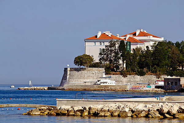 포토 JPG 해외이미지 전통 외관 유럽 벽 파도 바다 여행 건축양식 자연 풍경 해변 사람없음 건물 물 파란색 도시풍경 산책로 바위 도시 만 보트 지중해 대학교 타운 크로아티아 스카이라인 달마시안 옛날 해외202004 해외포토 자연요소 건축물 건축 나라 길 컬러 학교 배 개 생태계 선박 파일형식 이미지허브
