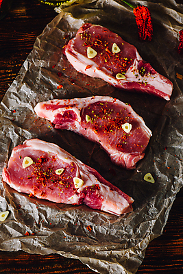 포토 JPG 해외이미지 음식 건조 실내 마늘 생고기 육류 돼지고기 사람없음 신선 매움 날것 소금 돼지갈비 해외202004 해외포토 채소 식재료 내부 맛 파일형식 이미지허브