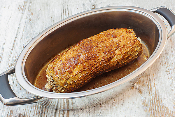 포토 JPG 해외이미지 접시 음식 포장 건강 육류 돼지고기 요리 사람없음 목재 가로 빨간색 식사 저녁식사 기댐 치킨 소고기 튀김 신선 뜨거움 그릴 냄비 가슴 자르기 굽기 먹기 허브 묘사 준비 롤 슛 베이컨 로즈메리 송아지고기 식품점 해외202004 해외포토 나무 식물 식기 컬러 식재료 재료 모션 주방용품 신체부위 상점 솥 구이 닭고기요리 파일형식 이미지허브