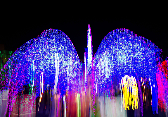 포토 JPG 해외이미지 디자인 선 무지개 크리스마스 모션 추상 불꽃 전등 조명 새해 사람없음 빛 컬러풀 어둠 축하 도시 야간 소프트포커스 속도 네온 튜브 빛망울 블러 주도 해외202004 해외포토 자연요소 기념일 컬러 컨셉 무늬 불 촬영기법 예절 파일형식 이미지허브