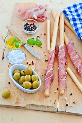 포토 JPG 해외이미지 음식 사람없음 목재 컵 세로 이탈리아 시골 칼 애피타이저 냅킨 체크무늬 햄 소금 베이컨 후추 그리시니 전문 짠맛 해외202004 해외포토 나무 식기 유럽 빵 무늬 재료 육류 돼지고기 맛 향신료 파일형식 이미지허브