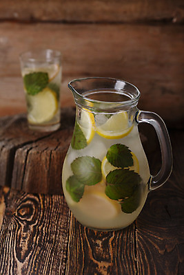 포토 JPG 해외이미지 꽃 음료 유리 탁자 사람없음 목재 노란색 추위 시골 조끼 레몬 레모네이드 민트 유리주전자 해외202004 해외포토 나무 식물 컬러 가구 과일 재료 재질 주전자 외투 허브 에이드 파일형식 이미지허브