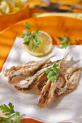 포토 JPG 해외이미지 접시 실내 사람없음 아웃포커스 튀김 레몬 슬라이스 멸치 앤초비 종이호일 해외202004 해외포토 식기 음식 과일 촬영기법 어류 내부 파일형식 이미지허브