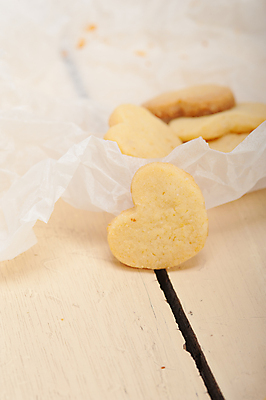 포토 JPG 해외이미지 디저트 사람없음 쿠키 하트 포장지 베이지색 종이호일 해외202004 해외포토 모양 음식 컬러 포장 파일형식 이미지허브