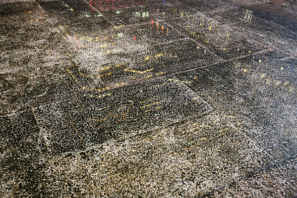 포토 JPG 해외이미지 계절 도로 백그라운드 자연 표면 추상 거리 사람없음 야외 물 빛 반사 검은색 어둠 젖음 흰색 도시 보행로 웅덩이 해외202004 해외포토 자연요소 길 컬러 무늬 교통시설 생태계 파일형식 이미지허브