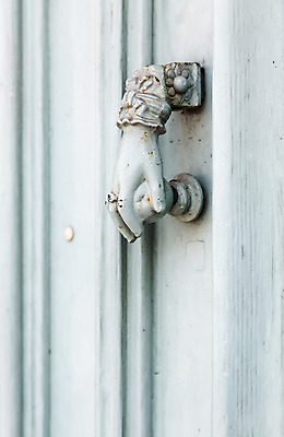 포토 JPG 해외이미지 전통 손 디자인 백그라운드 장신구 건축양식 주택 손잡이 선물 미술 사람없음 목재 장식 문 금속 프랑스 수확 골동품 반지 발표 신비 보석 철 묘사 대문 문고리 방문 청동 놋쇠 옛날 스타일 해외202004 해외포토 나무 건축 유럽 컨셉 농업 재료 재질 문화예술 건물 신체부위 광석 파일형식 이미지허브