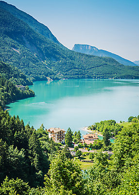 포토 JPG 해외이미지 나무 공원 유럽 호수 여행 백그라운드 자연 하늘 산 파노라마 풍경 사람없음 목재 초록색 물 여름 파란색 강 계곡 맑음 이탈리아 바위 흰색 투명 숲 알프스 내추럴 파라다이스 해외202004 해외포토 자연요소 식물 계절 공공시설 나라 컬러 재료 날씨 촬영기법 돌_바위 생태계 파일형식 이미지허브