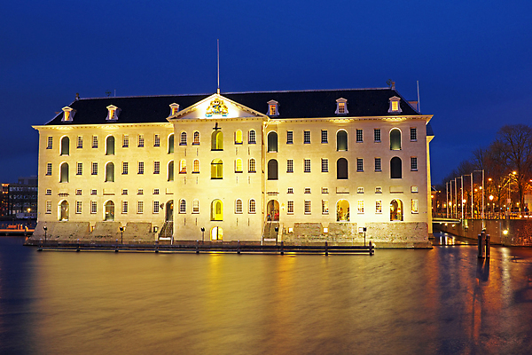 포토 JPG 해외이미지 건축양식 전등 사람없음 야외 건물 물 중세 역사 야간 네덜란드 운하 암스테르담 옛날 해외202004 해외포토 자연요소 건축물 건축 유럽 조명 파일형식 이미지허브