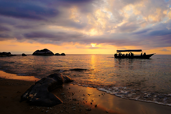 포토 JPG 해외이미지 아시아 모래 파도 바다 섬 여행 자연 하늘 낚시 휴가 휴식 풍경 사람없음 빨간색 물 여름 파란색 태양 반사 일출 일몰 보트 낚시꾼 수평선 해외202004 해외포토 자연요소 계절 나라 컬러 컨셉 배_교통 레저 노을 생태계 파일형식 이미지허브