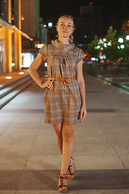 포토 JPG 해외이미지 백인 모델 옷 여자 행복 유럽 백그라운드 크리스마스 겨울 휴가 전등 한명 사람 성인 야외 빨간색 컬러풀 머리 유행 카메라 사진촬영 활발 축하 도시 화려 우아함 야간 저녁 사진사 슛 빛망울 블러 캡모자 스타일 해외202004 해외포토 자연요소 서양인 모자_잡화 1 계절 기념일 감정 나라 컬러 컨셉 조명 신체부위 전자제품 빛 촬영 작가 파일형식 이미지허브