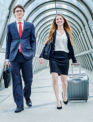 포토 JPG 해외이미지 직업 여행 컨셉 유니폼 회사 비즈니스 교통시설 노동자 비행기 실내 사람 야외 두명 파란색 걷기 짐 업무 비즈니스맨 엔지니어 공항 항공 만족 컨설턴트 역동적 경영 세미나 수하물 해외202004 해외포토 옷 남자 감정 컬러 교통 항공교통 모션 대중교통 내부 작업 직장인 기술자 전문직 시설 상담 파일형식 이미지허브