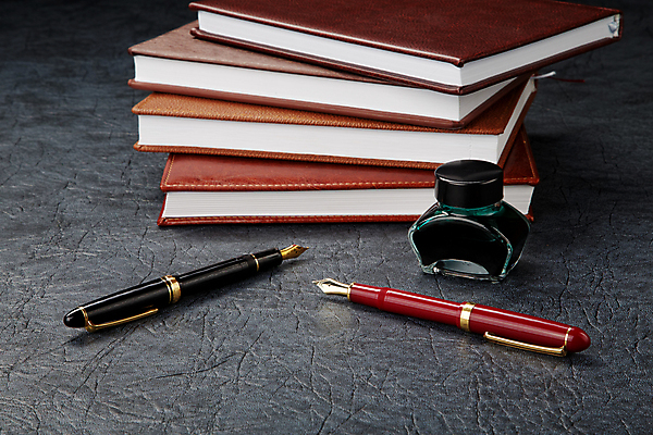 포토 JPG 해외이미지 컨셉 비즈니스 아이디어 사람없음 책 펜 만년필 갈색 다이어리 메시지 가죽 책상 오브젝트 잉크통 해외202004 해외포토 컬러 가구 통 필기구 사무용품 파일형식 이미지허브