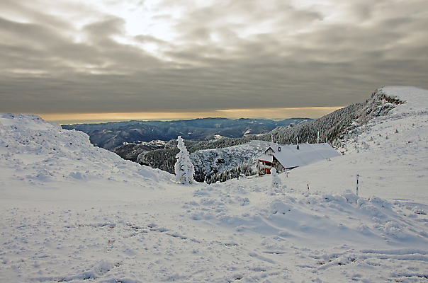 포토 JPG 해외이미지 계절 유럽 겨울 자연 하늘 산 주택 풍경 사람없음 야외 건물 파란색 환경 얼음 트래킹 하이킹 장비 추위 흰색 숲 언덕 장면 내추럴 절정 해외202004 해외포토 자연요소 건축물 나라 컬러 레저 생태계 파일형식 이미지허브