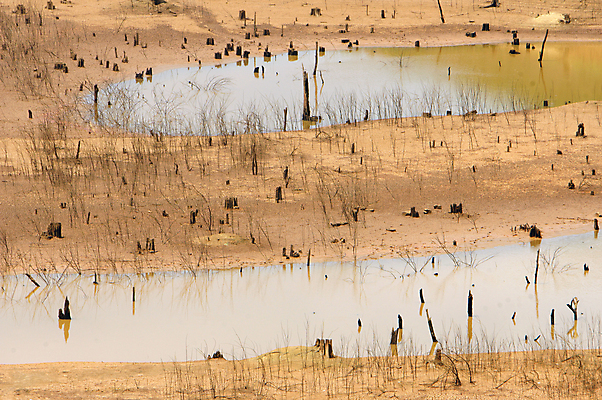 포토 JPG 해외이미지 계절 아시아 호수 자연 날씨 바닥 건조 피곤 동양인 풍경 사람없음 물 여름 농작물 글로벌 노란색 환경 흙 놀람 뜨거움 변화 에코 보안 조경 베트남 장면 가뭄 문제 내추럴 배수구 생태학 재앙 적자 해외202004 해외포토 자연요소 교육 감정 나라 컬러 컨셉 농업 표정 안전 인종 동남아시아 생태계 파일형식 이미지허브