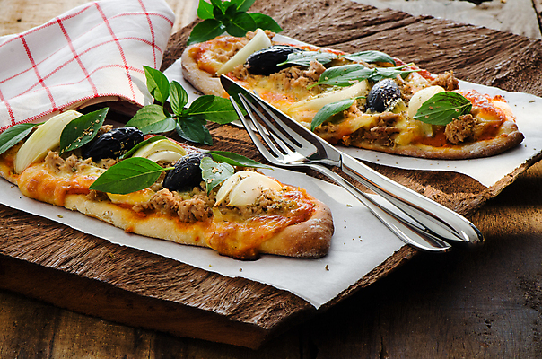 포토 JPG 해외이미지 음식 조각 토마토 채소 오렌지 양파 치즈 피자 건강 육류 요리 사람없음 빨간색 컬러풀 식당 검은색 식사 저녁식사 이탈리아 껍질 뜨거움 맛 굽기 참치 먹기 향신료 오브젝트 속도 싱글 올리브 매움 반죽 토핑 칼로리 바질 점심식사 모짜렐라치즈 핸드메이드 해외202004 해외포토 열매 유럽 컬러 컨셉 과일 식재료 모션 유제품 패스트푸드 서양음식 어류 상점 구이 향미료 파일형식 이미지허브