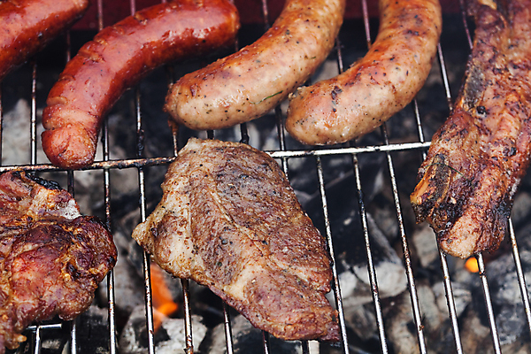 포토 JPG 해외이미지 주간 육류 요리 근접촬영 사람없음 야외 여름 파티 정원 연기 그릴 바비큐 굽기 소시지구이 해외202004 해외포토 자연요소 계절 음식 뷰포인트 식재료 주방용품 이벤트 소시지 구이 파일형식 이미지허브