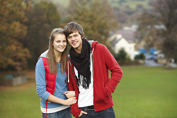 포토 JPG 해외이미지 전신 백인 라이프스타일 커플 여자 남자 행복 여유 밭 함께함 사랑 미소 사람 야외 두명 10대 가로 걷기 손잡기 산책 가을 시골 해외202004 해외포토 서양인 계절 감정 컨셉 농업 관계 모션 청소년 휴식 표정 생활 파일형식 이미지허브