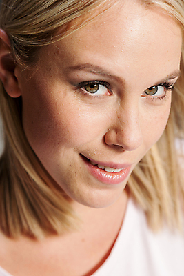 포토 JPG 해외이미지 백인 모델 학생 라이프스타일 여자 행복 여유 커피 음료 음식 탁자 한명 미소 사람 앉기 성인 스마트폰 금발 케이크 상점 식당 카페 시간 재산 차 고객 대학교 주말 카페테리아 단절 옛날 해외202004 해외포토 서양인 1 헤어스타일 감정 가구 학교 모션 디저트 표정 생활 금융 핸드폰 스마트기기 파일형식 이미지허브