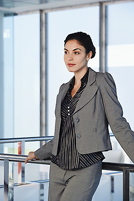 포토 JPG 해외이미지 직업 1 응시 여자 생각 비즈니스 실내 서기 사람 정장 20대 성인 사람없음 세로 사무실 기댐 비즈니스우먼 복도 스페인 떨어짐 스마트 명상 히스패닉 경영 배려 정중 철책 해외202004 해외포토 시선 옷 유럽 컨셉 모션 청년 내부 직장인 파일형식 이미지허브