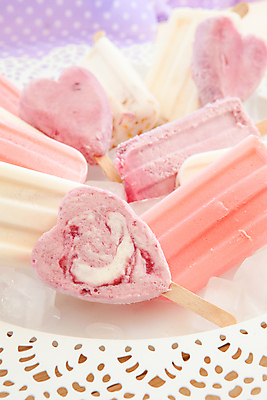 포토 JPG 해외이미지 접시 음식 분홍색 과일 아이스크림 디저트 막대사탕 사탕 사랑 사람없음 장식 여름 컬러풀 얼음 추위 하트 신선 체리 달콤 크림 레시피 바닐라 셔벗 파스텔톤 핸드메이드 해외202004 해외포토 자연요소 모양 식기 계절 감정 컬러 맛 파일형식 이미지허브