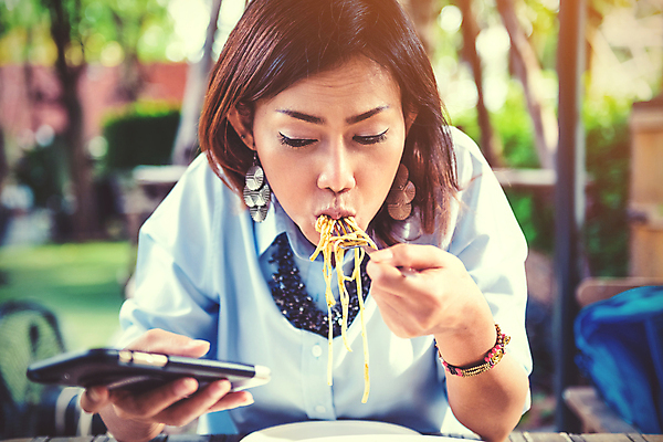 포토 JPG 해외이미지 라이프스타일 접시 손 응시 행복 아시아 음식 포크 가이드 놀이 휴식 세포 건강 스파게티 요리 한명 야외 스마트폰 식당 숟가락 식사 저녁식사 카페 잡기 입 그룹 맛 연결 먹기 국수 무릎 서빙 온라인 관심 마카로니 해외202004 해외포토 직업 1 식기 시선 감정 나라 컨셉 모션 파스타 수저 사람 생활 신체부위 핸드폰 스마트기기 상점 면류 파스타면 파일형식 이미지허브